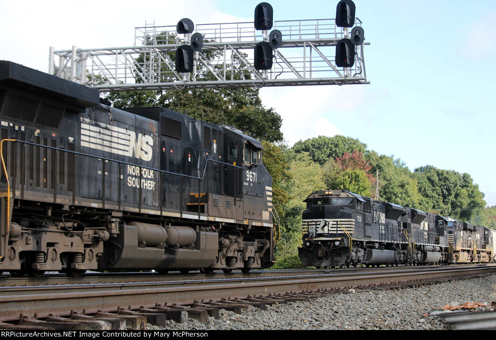 Norfolk Southern trains meet